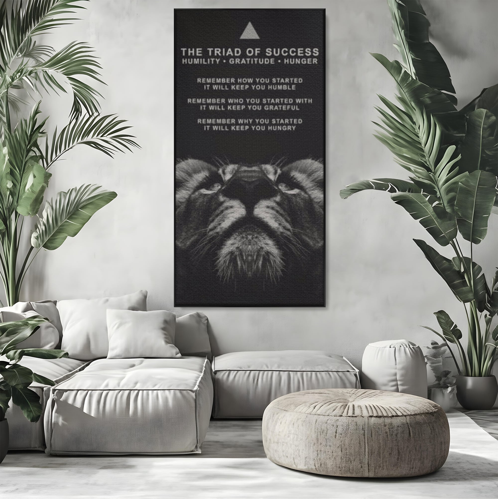 Tablou canvas cu tablou motivational cu cap de leu, in rama de aluminiu negru, pe perete intr-un living